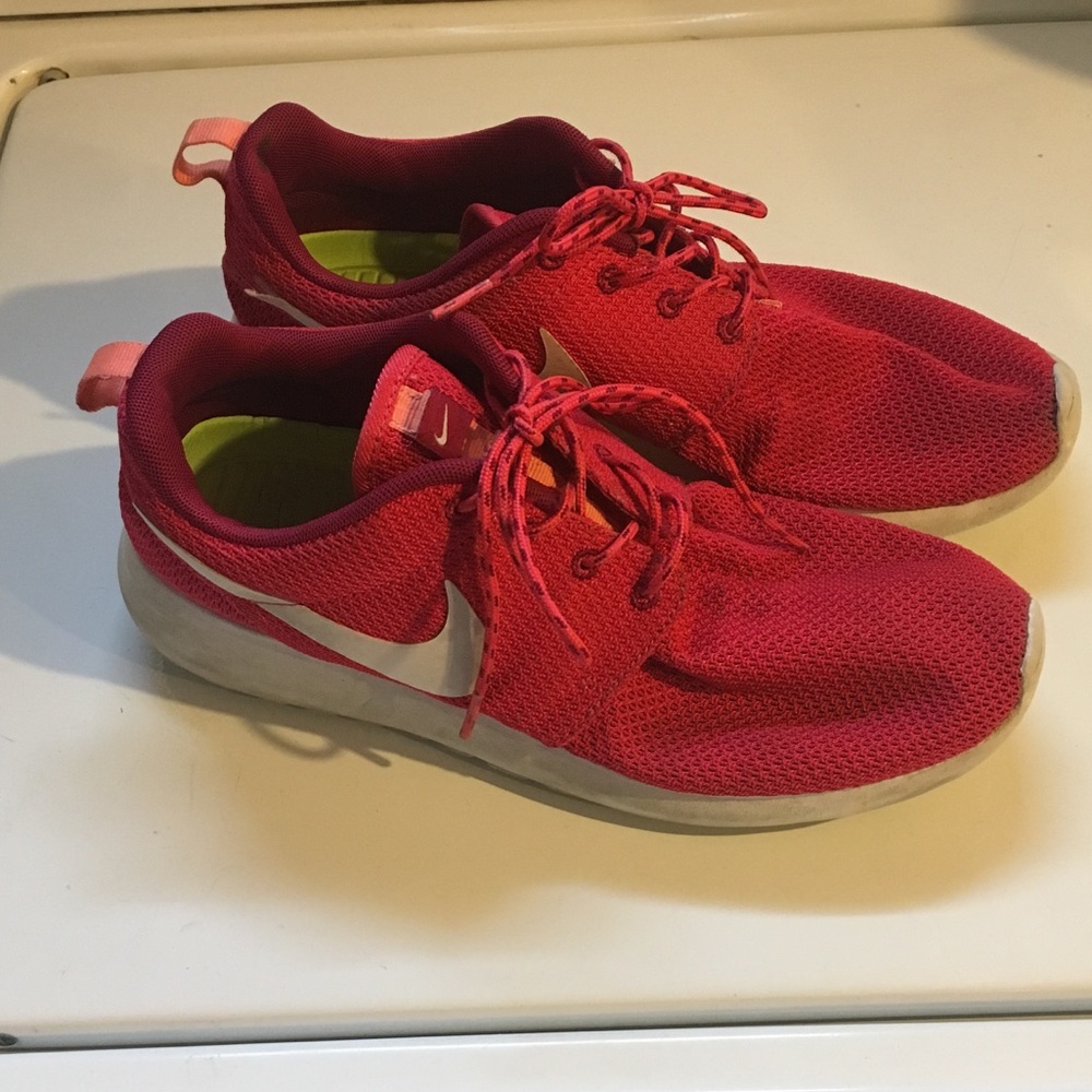 Size 8.5 red Nike Roshe